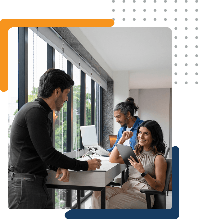 Imagem de alunos trabalhando juntos em um ambiente de escritório, representando o estudo colaborativo